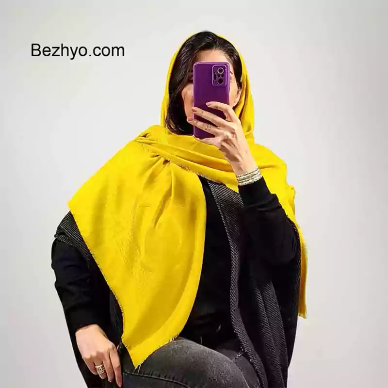 روسری نخی طرح مارک زمینه زرد