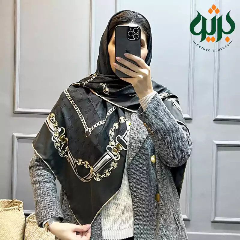 روسری ساتن ابریشم طرح مارک زمینه مشکی قواره ۱۱۰
