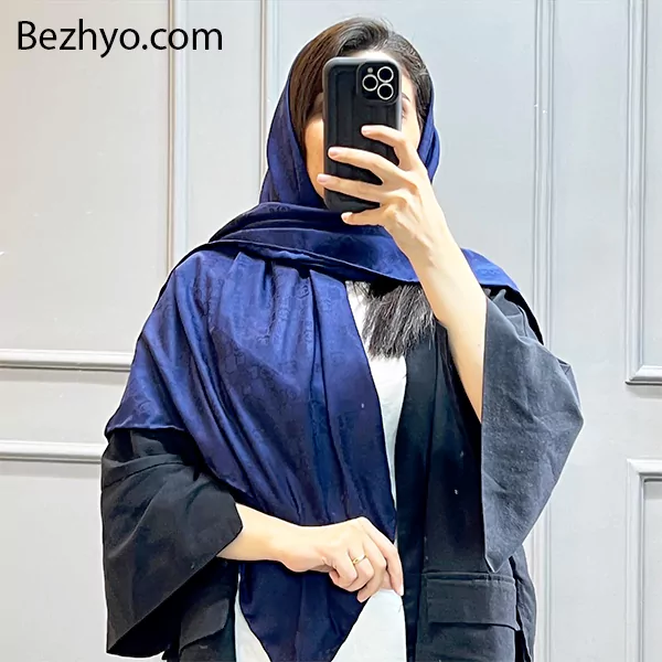 روسری نخ ژاکارد برند شنل دارای رنگ آبی تیره بسیار خوشرنگ