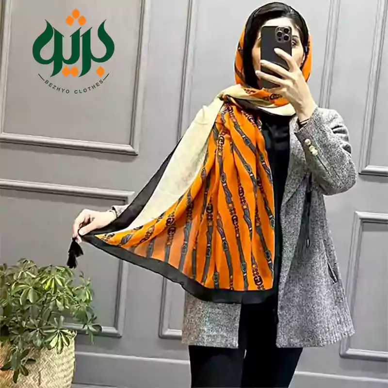 شال نخی گوچی (کد 19593) دارای ترکیب رنگ نارنجی و کرم